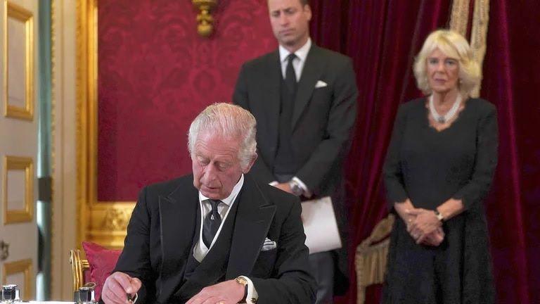 El nuevo rey britaacutenico declara no laborable el diacutea del funeral de Isabel II