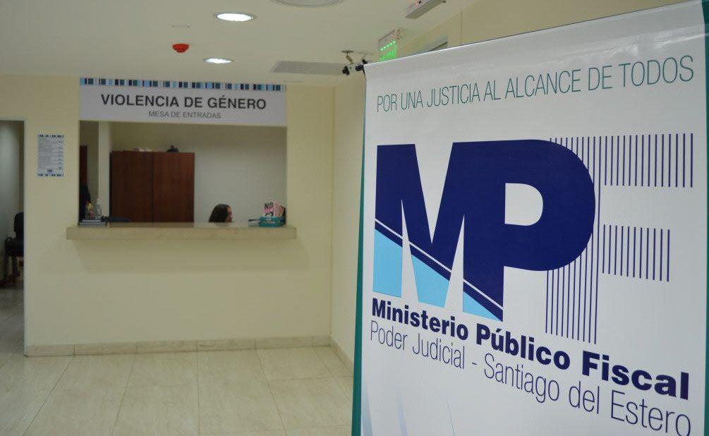 Nintildeo golpeoacute con un palo a su padre policiacutea para defender a su mamaacute