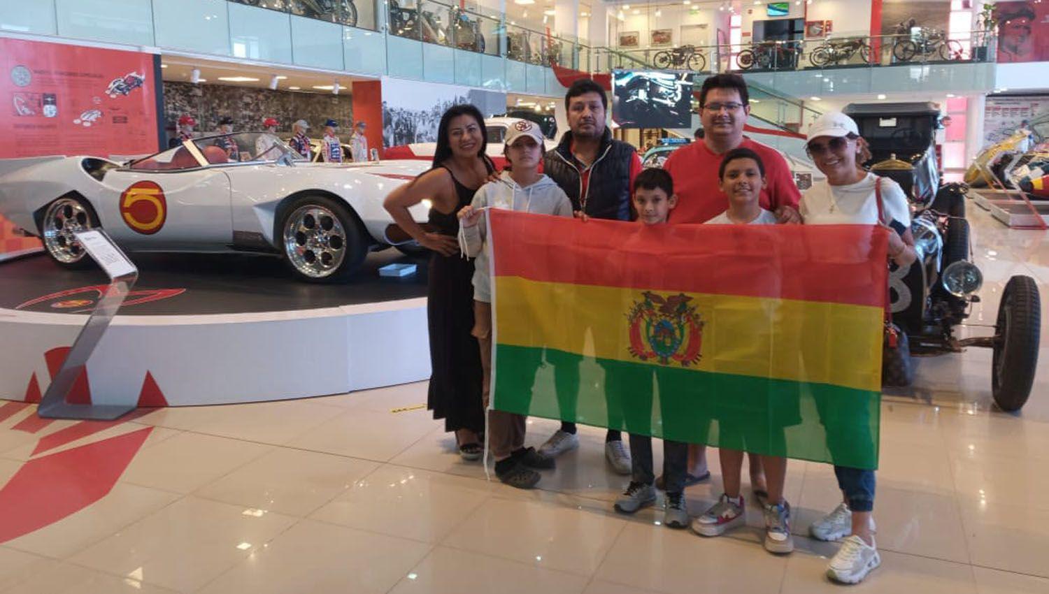 Turistas de Colombia Bolivia y Chile visitaron el Museo del Automoacutevil