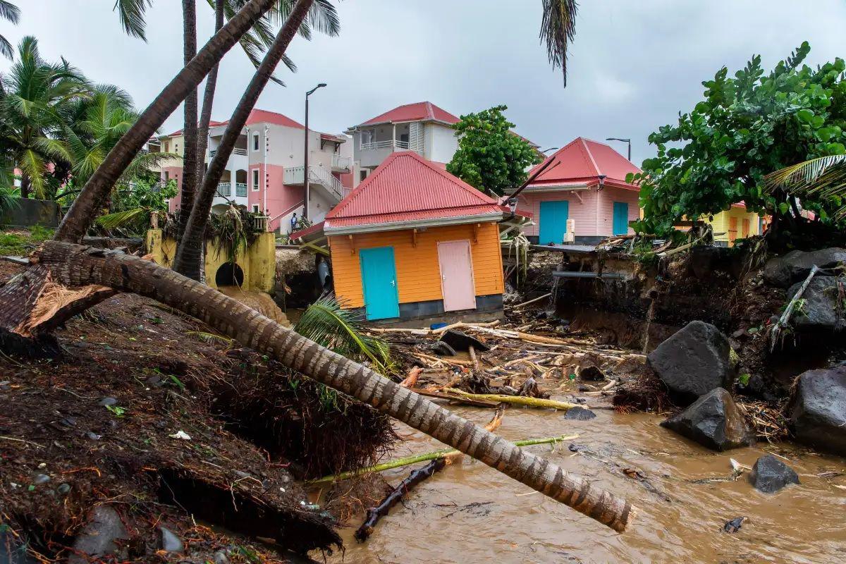 IMPACTANTE VIDEO  El huracaacuten Fiona provoca un apagoacuten general y desborde de riacuteos en Puerto Rico