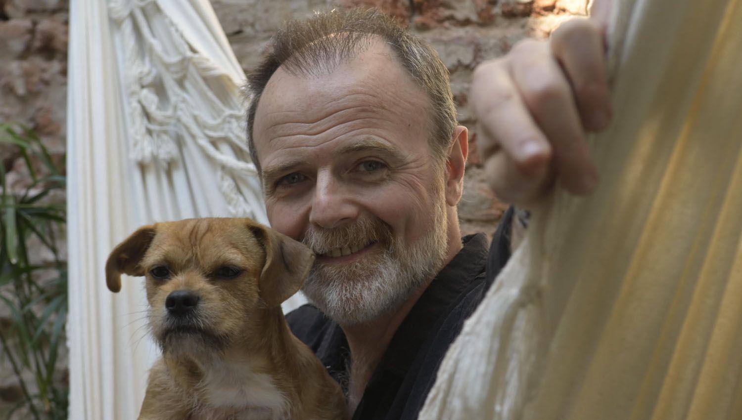 Un universo de perros detraacutes de los dos estrenos del actor Luis Machiacuten