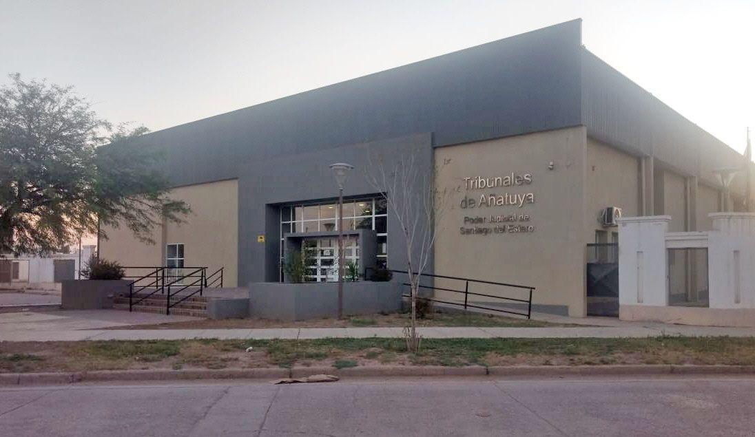 Manteniacutea como esclavos a su esposa e hijos de 6 4 y 2 antildeos