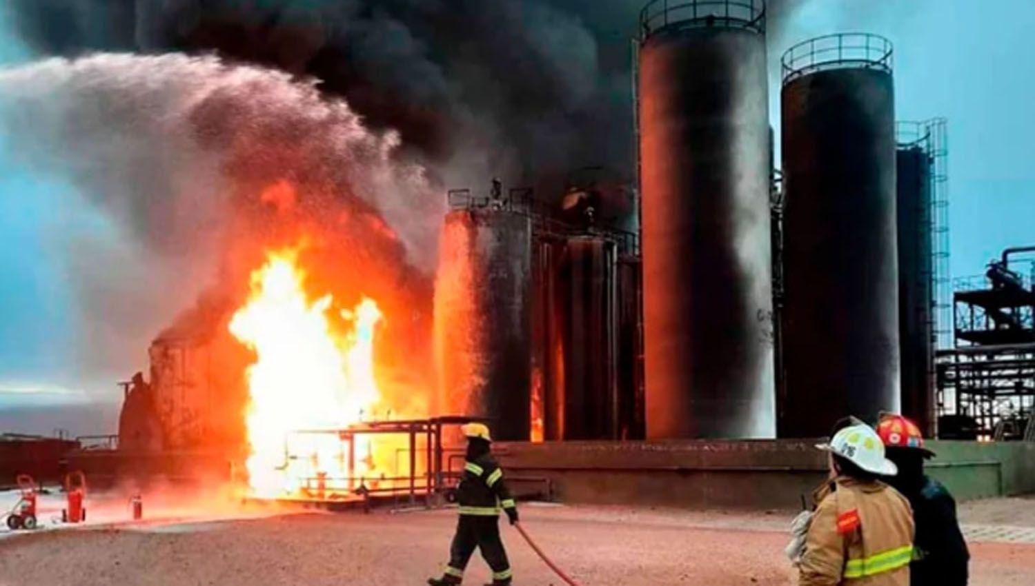 Neuqueacuten- al menos tres muertos por explosioacuten en una refineriacutea