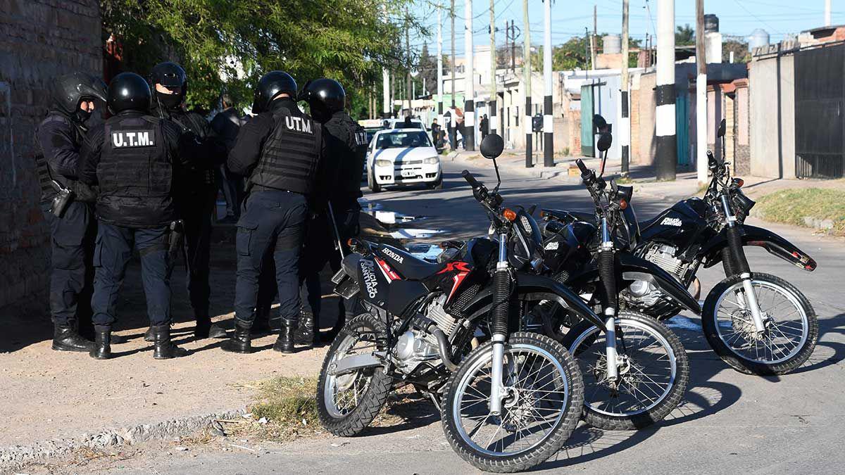 Enorme operativo en el barrio Sarmiento con allanamientos simultaacuteneos pero sin detenciones
