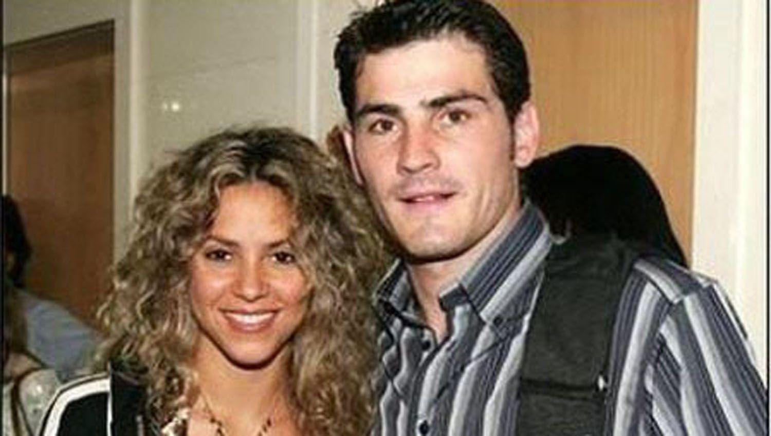Shakira estariacutea siendo seducida por un excompantildeero de Gerard Piqueacute