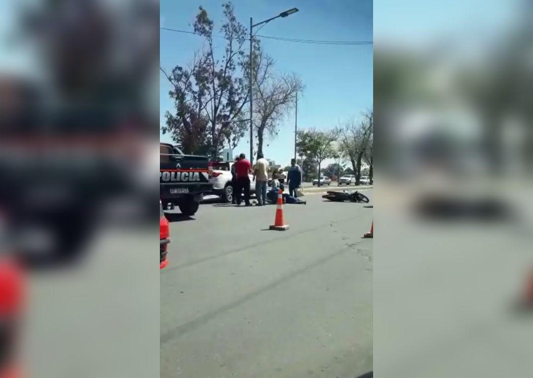 VIDEO  Camioneta embistioacute a un hombre mayor que se trasladaba en moto por Av Belgrano