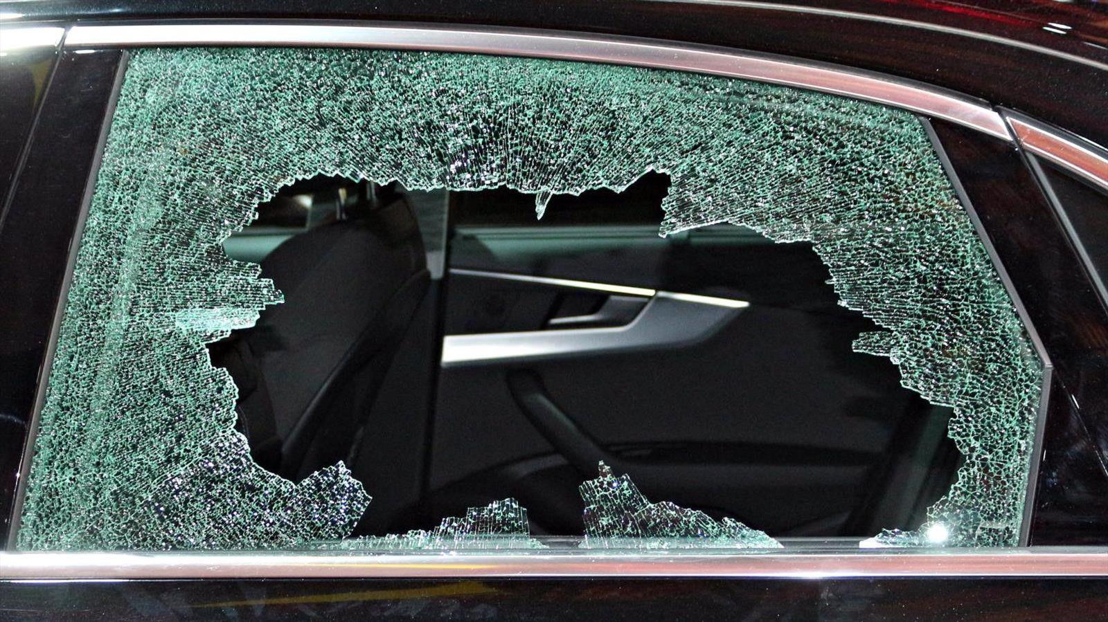 Saliacutea del motel y dos sujetos le destrozaron el vidrio del automoacutevil