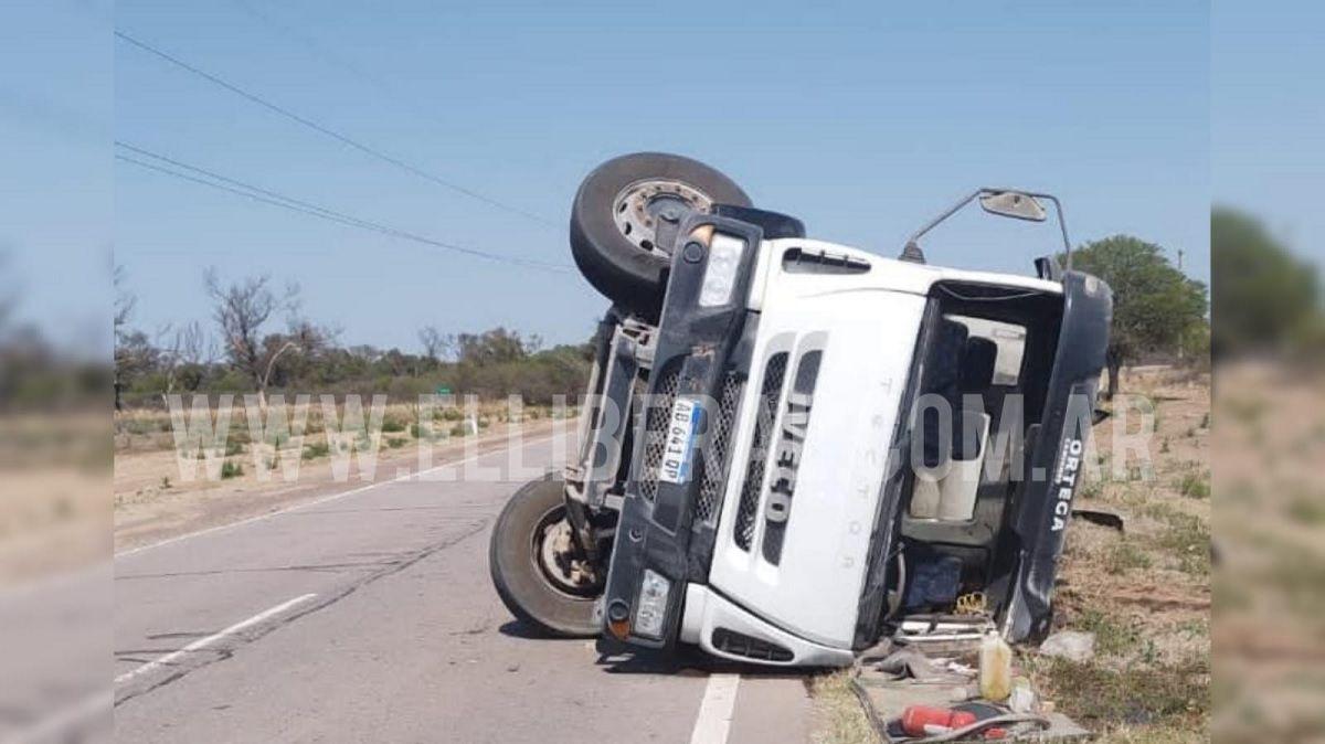Ruta 89- nuevo vuelco de un camioacuten en una curva deja a un chofer con heridas leves