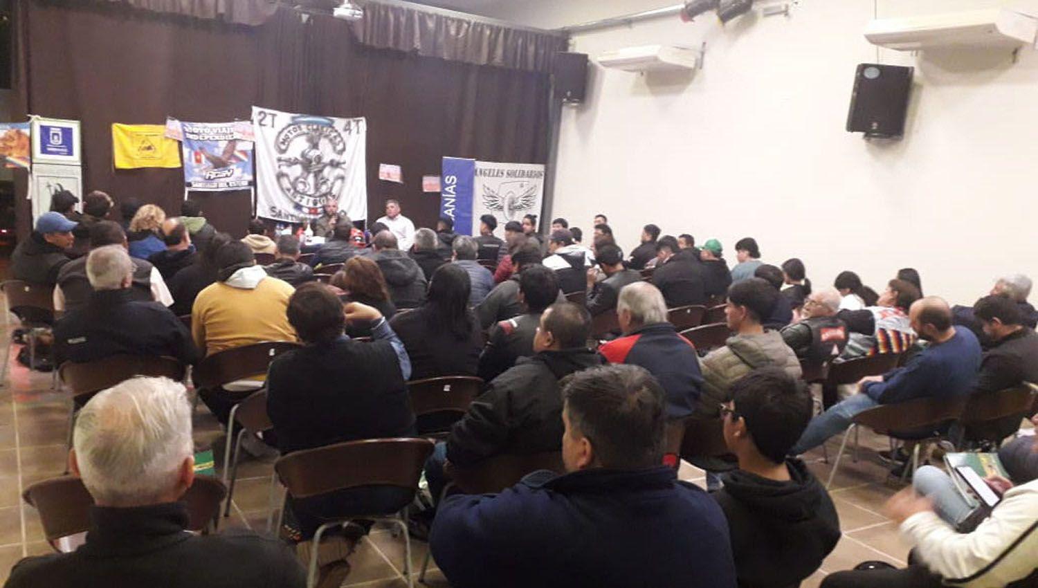 Alberto Auad Cavallotti dio una charla sobre motos