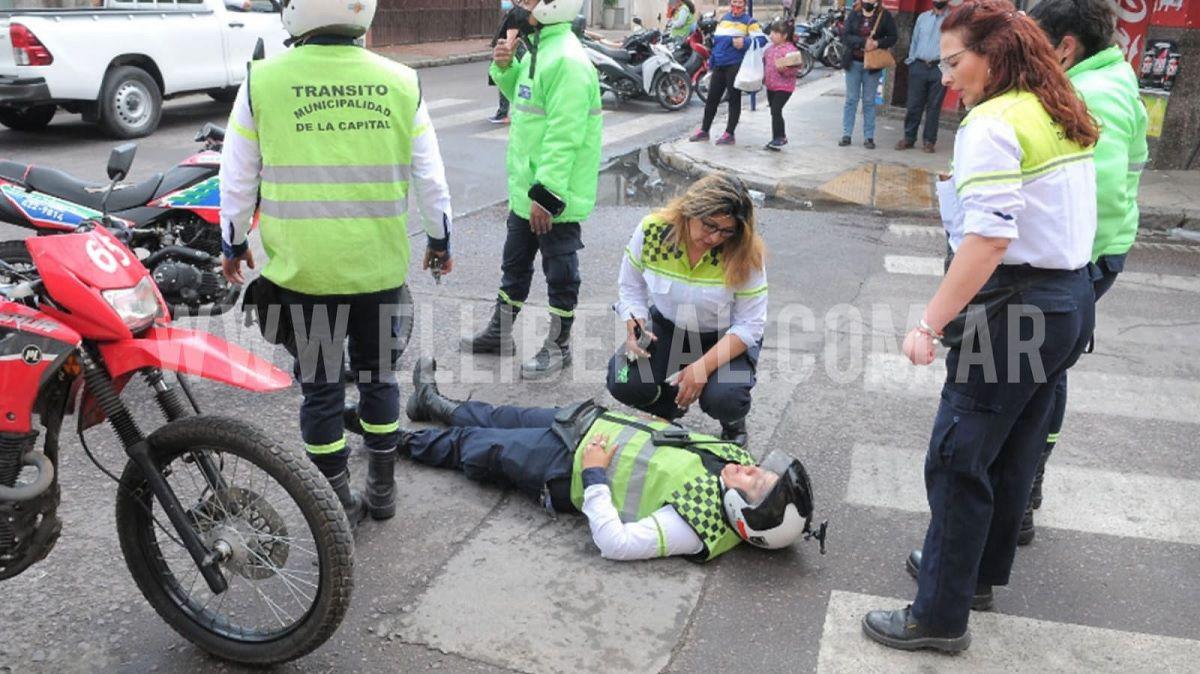 Una inspectora de traacutensito derrapoacute con su moto en pleno Centro