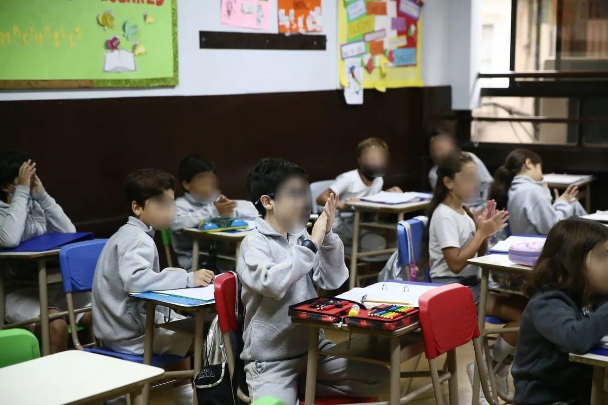 Seis de cada 10 escuelas primarias del paiacutes suman una hora maacutes de clase