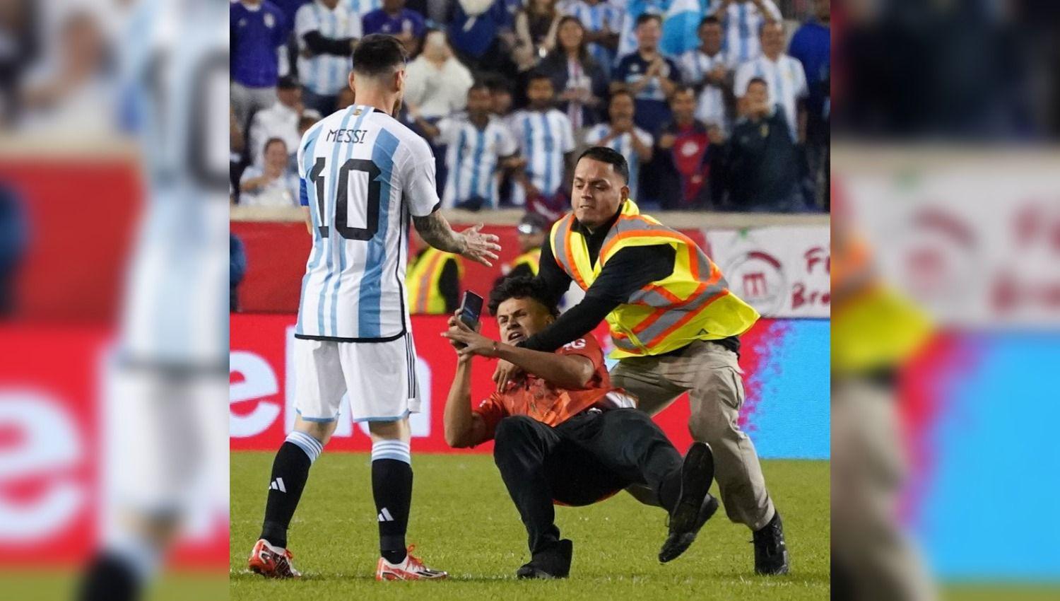 VIDEO- Tres intrusos burlaron la seguridad y se metieron a la cancha buscando el contacto con Messi