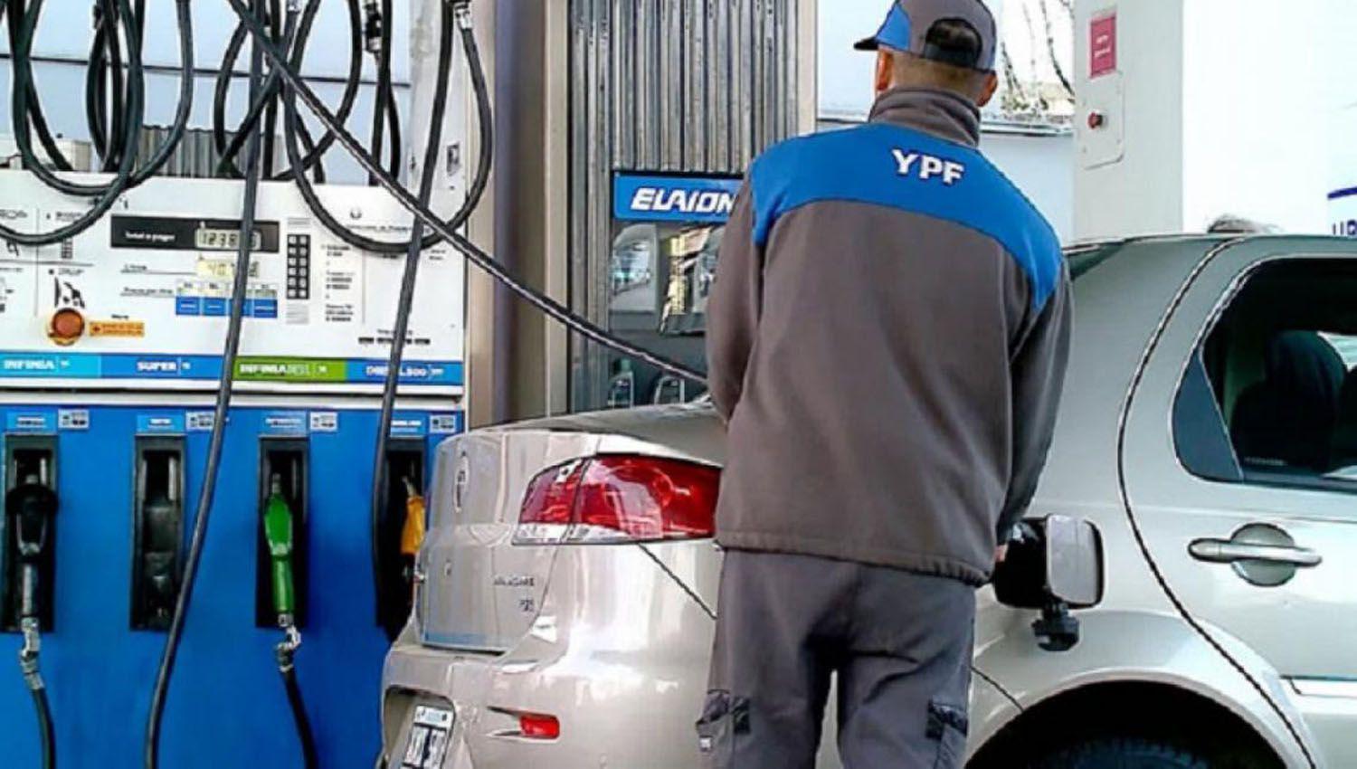 Los combustibles ajustaraacuten 5 promedio desde el saacutebado por el incremento de dos impuestos