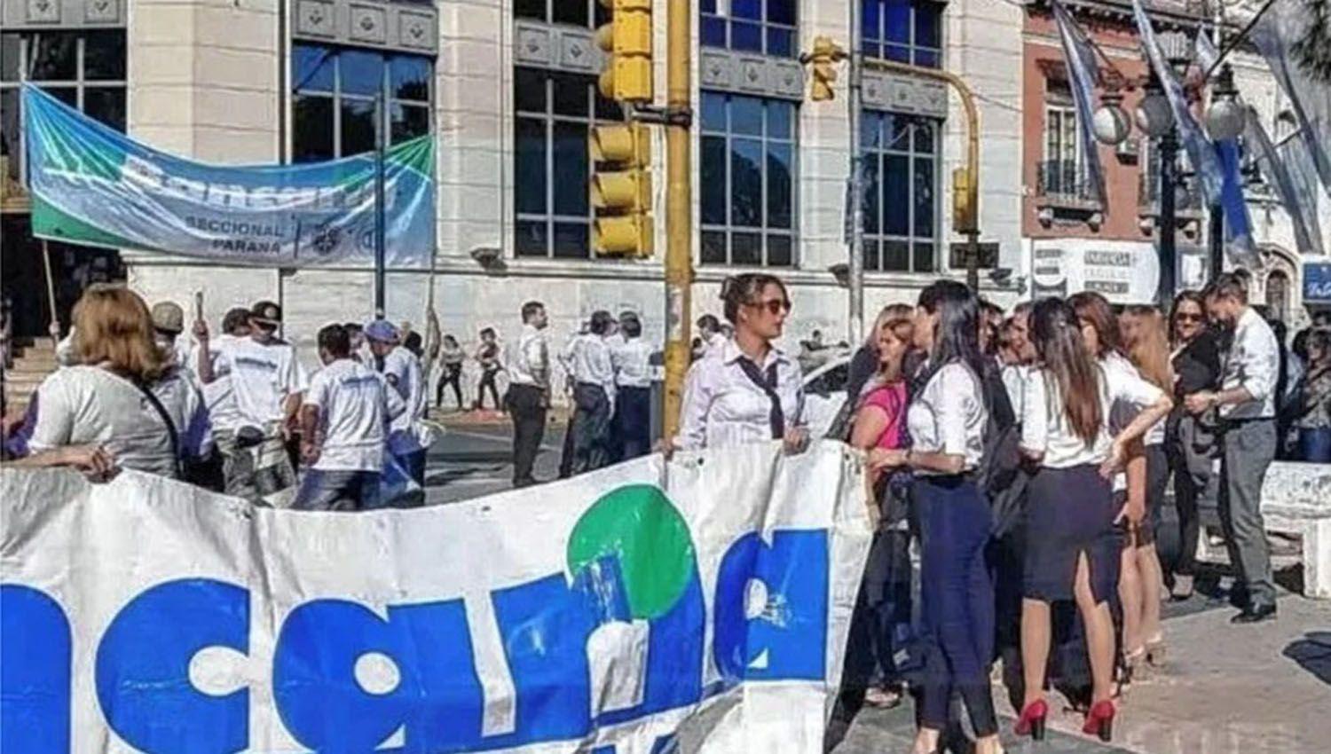 El gremio de bancarios cerroacute una paritaria de 941-en-porciento- para este antildeo