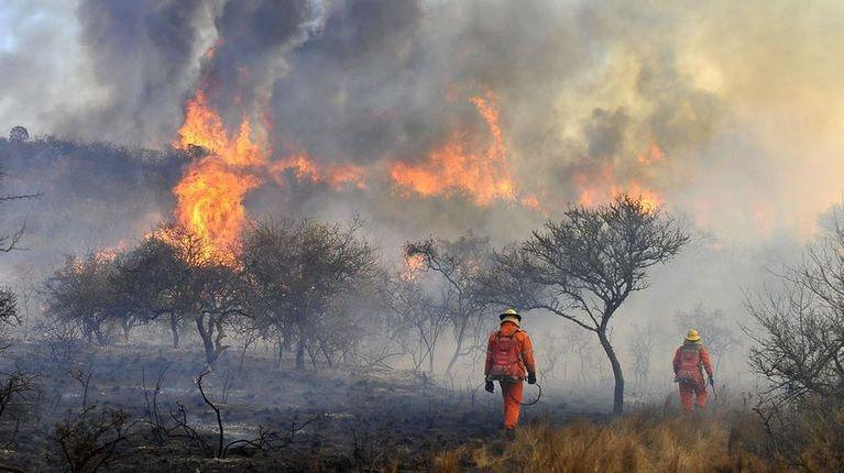Continuacutea sin control el incendio en el norte de Punilla y se inicioacute otro en el sur de Coacuterdoba