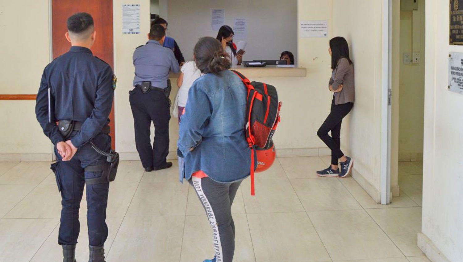 Ella le encontroacute mensajes de otra mujer en su celular y al pedirle una explicacioacuten eacutel la derriboacute de la moto y dio una trompada