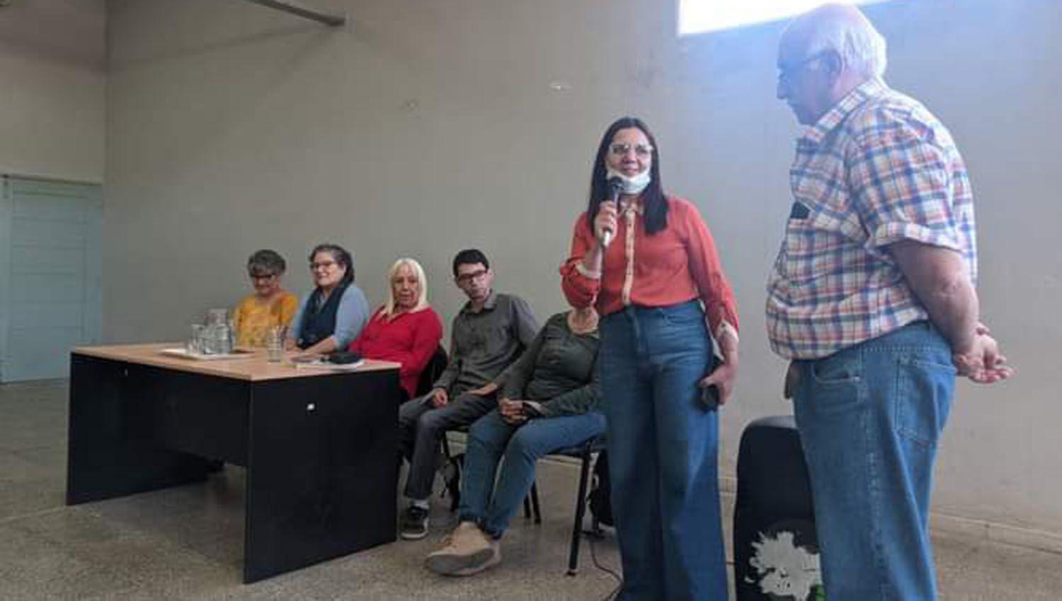 Dan charla reflexiva sobre La Noche de los Laacutepices