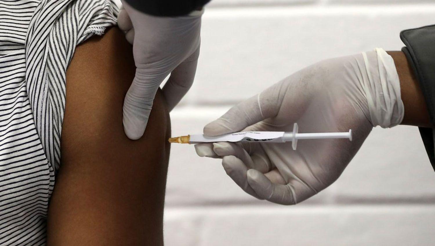 Instan a vacunar a los nintildeos contra el sarampioacuten rubeacuteola varicela y polio