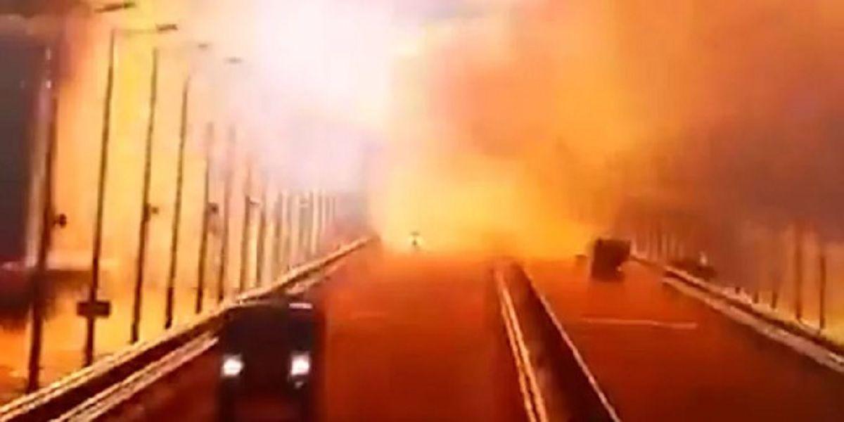 VIDEO  Impactante explosioacuten destruyoacute gran parte del puente de Kerch que conecta a Rusia con Crimea