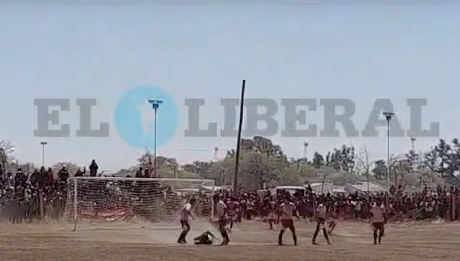 VIDEOS  Mundial de Potrero en Pinto- jugadores atacaron a un aacuterbitro y se enfrentaron con la policiacutea