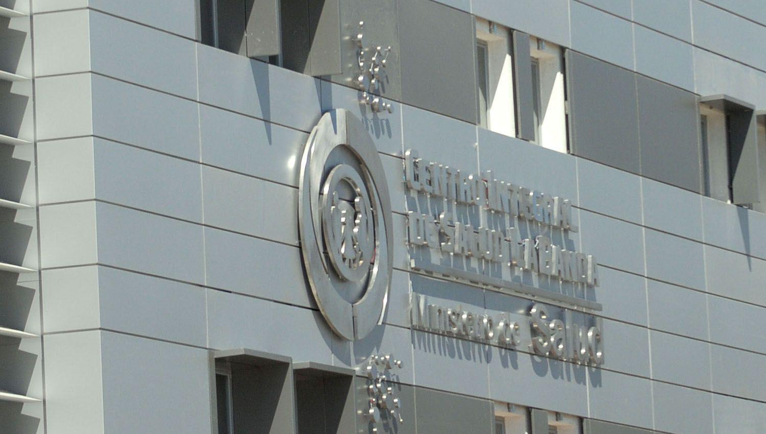 Pareja de motociclistas lesionada al chocar contra un automoacutevil