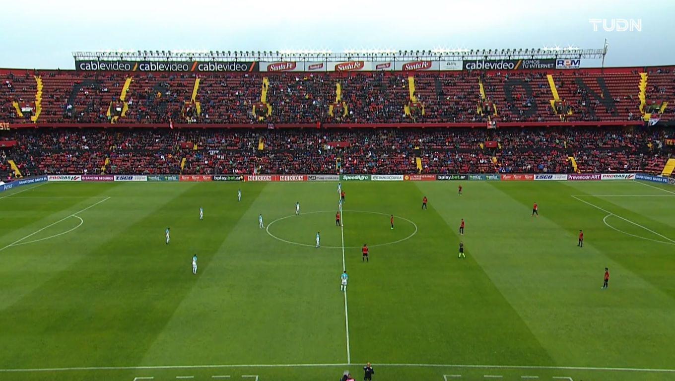 Racing derrotoacute con claridad a Coloacuten y se puso a un punto de Boca