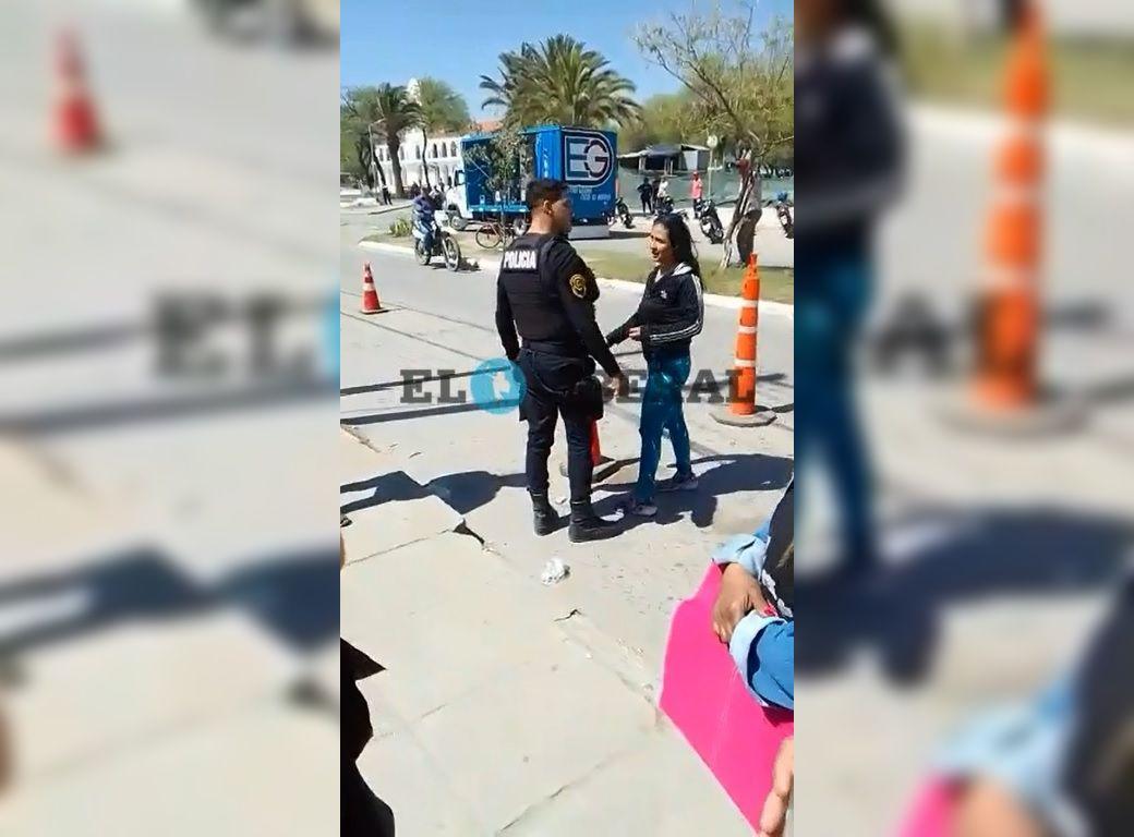 VIDEO Botellazo y confusioacuten- tenso conflicto entre mujeres