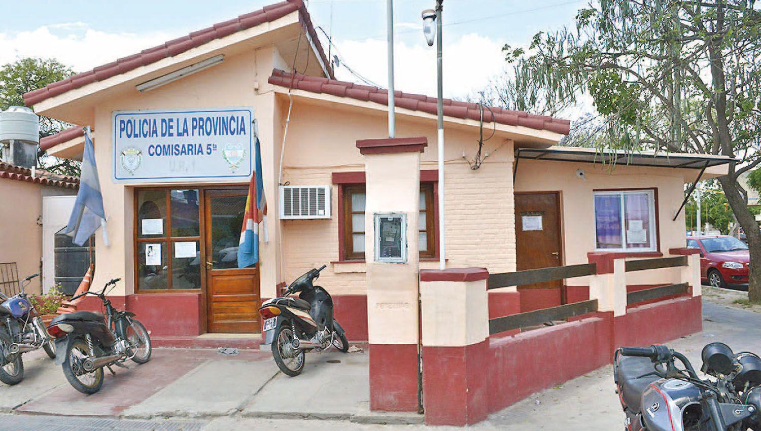 Dejoacute su camioneta frente a su casa y le robaron una rueda
