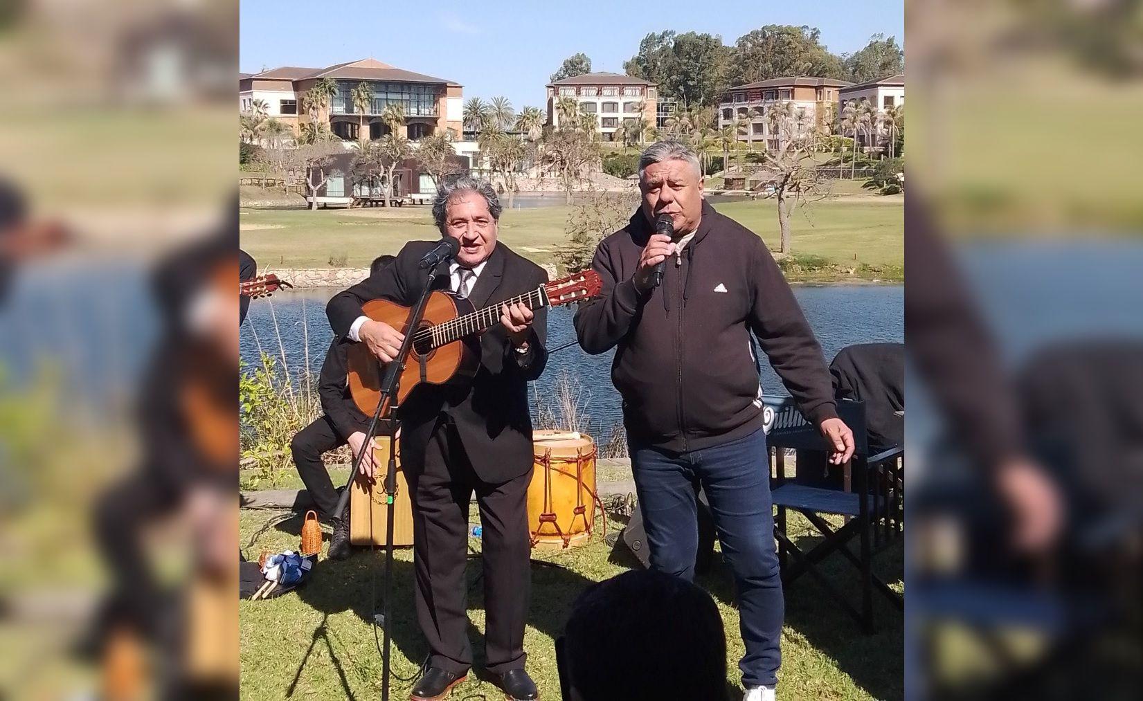 ldquoChiquirdquo Tapia celebroacute su cumpleantildeos con Los Manseros Santiaguentildeos como invitados especiales a la fiesta