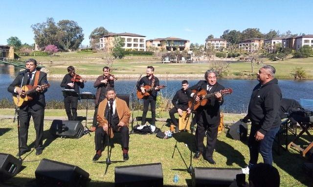 ldquoChiquirdquo Tapia celebroacute su cumpleantildeos con Los Manseros Santiaguentildeos como invitados especiales a la fiesta