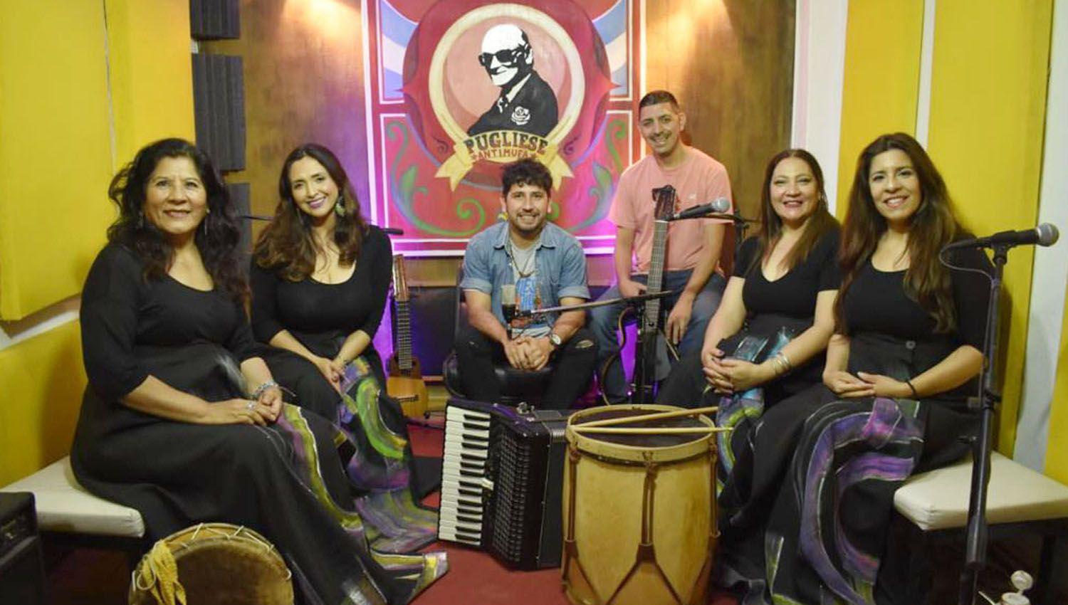 SOY HISTORIA HOMENAJEOacute A LAS MADRES CON SOLES Y LUNAS