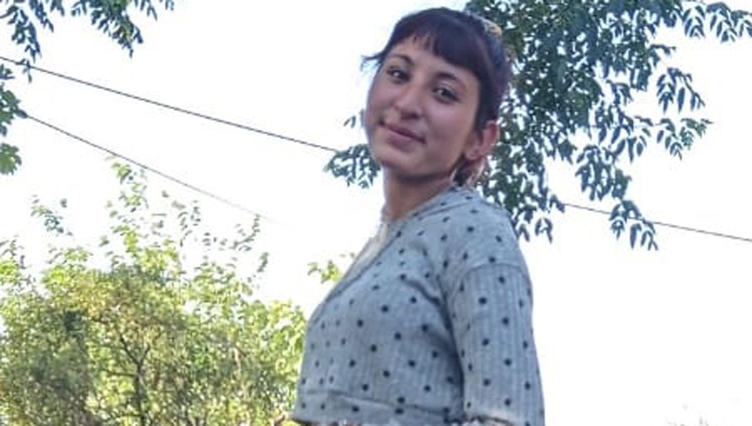 Buscan a una menor de 15 antildeos que fue a festejar el Diacutea de la Madre y no regresoacute