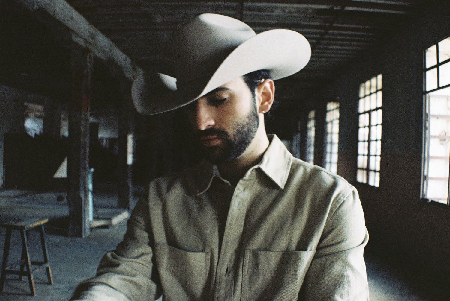 Mando cantante mexicano presenta su nuevo himno ldquoAacutengelesrdquo una cumbia para ldquobailar llorandordquo