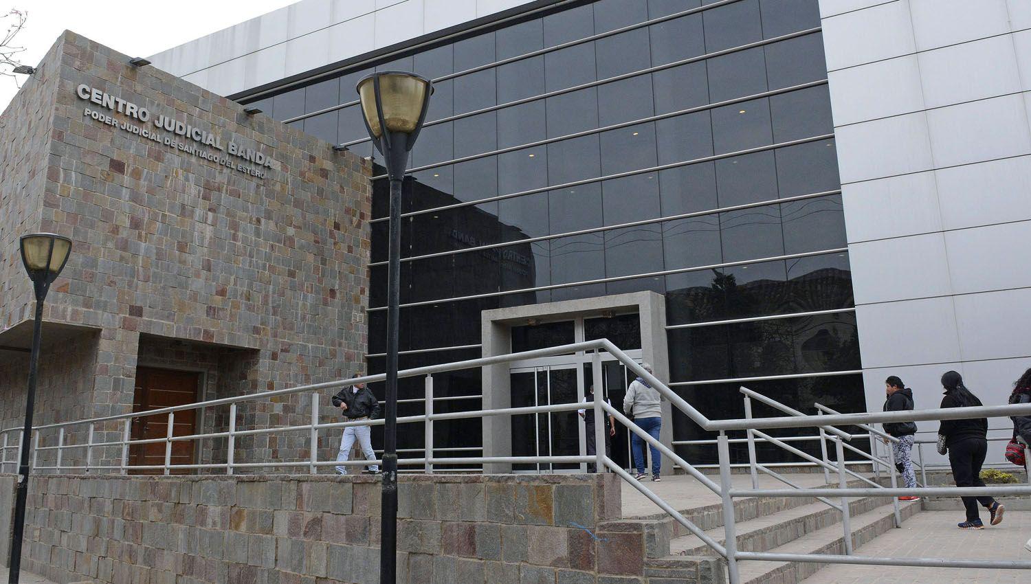 Un acusado de abusar sexualmente de su hijastra seguiraacute detenido