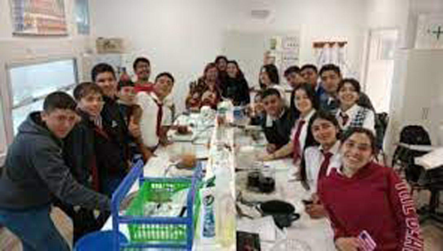 Alumnos de Villa Riacuteo Hondo visitaron la Facultad de Forestales