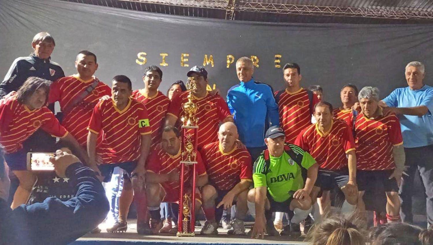 Los Veteranos se coronoacute campeoacuten del torneo Luis Cardozo de Friacuteas