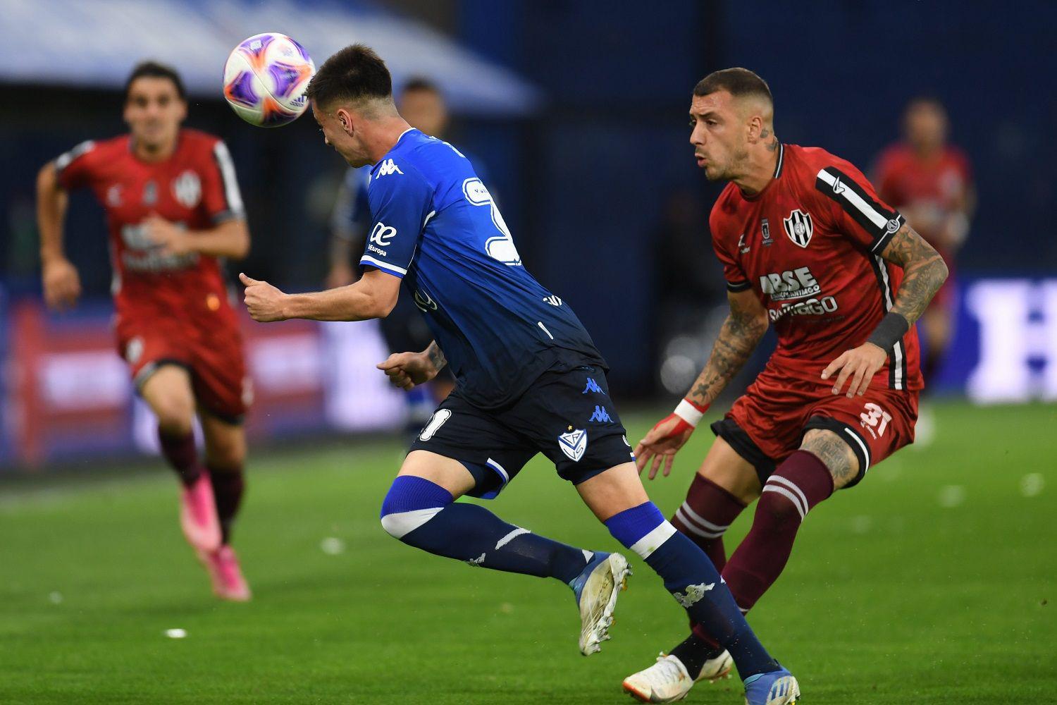 Veacutelez le ganoacute a Central Coacuterdoba por 3 a 1 en La Bombonera