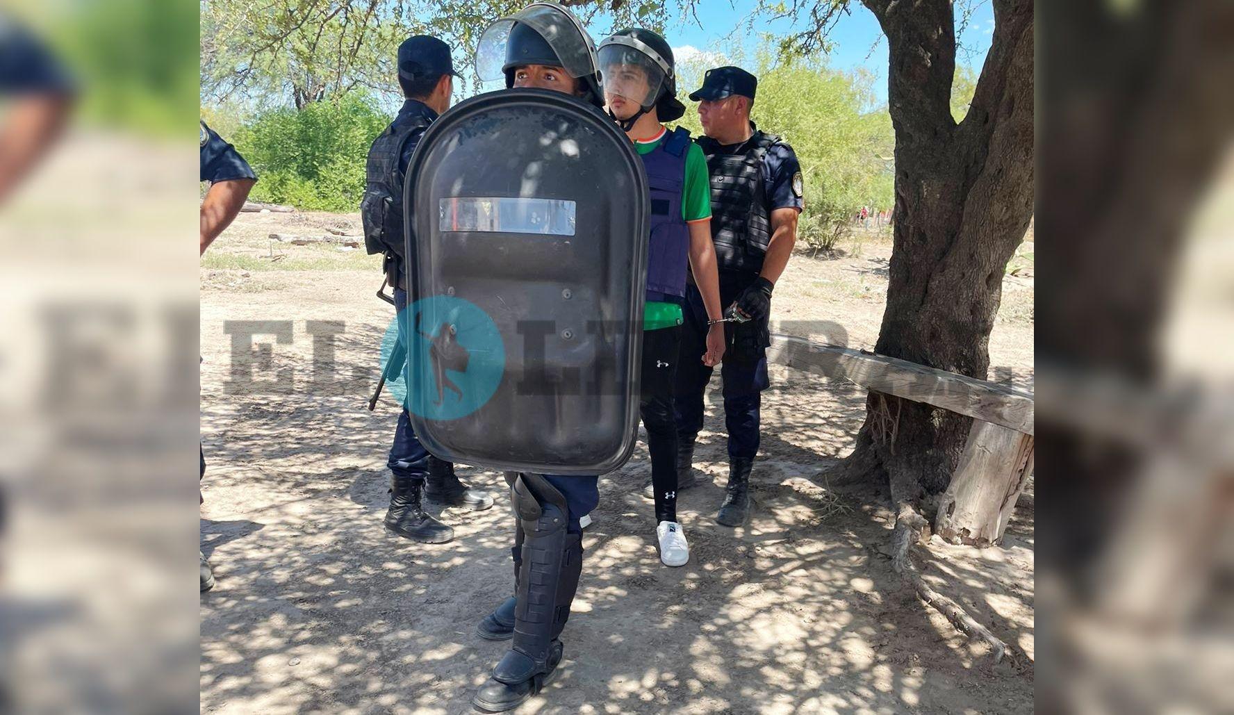 Custodiado por la policiacutea- Nicolaacutes Goacutemez presente en la reconstruccioacuten del femicidio de Milady Herrera