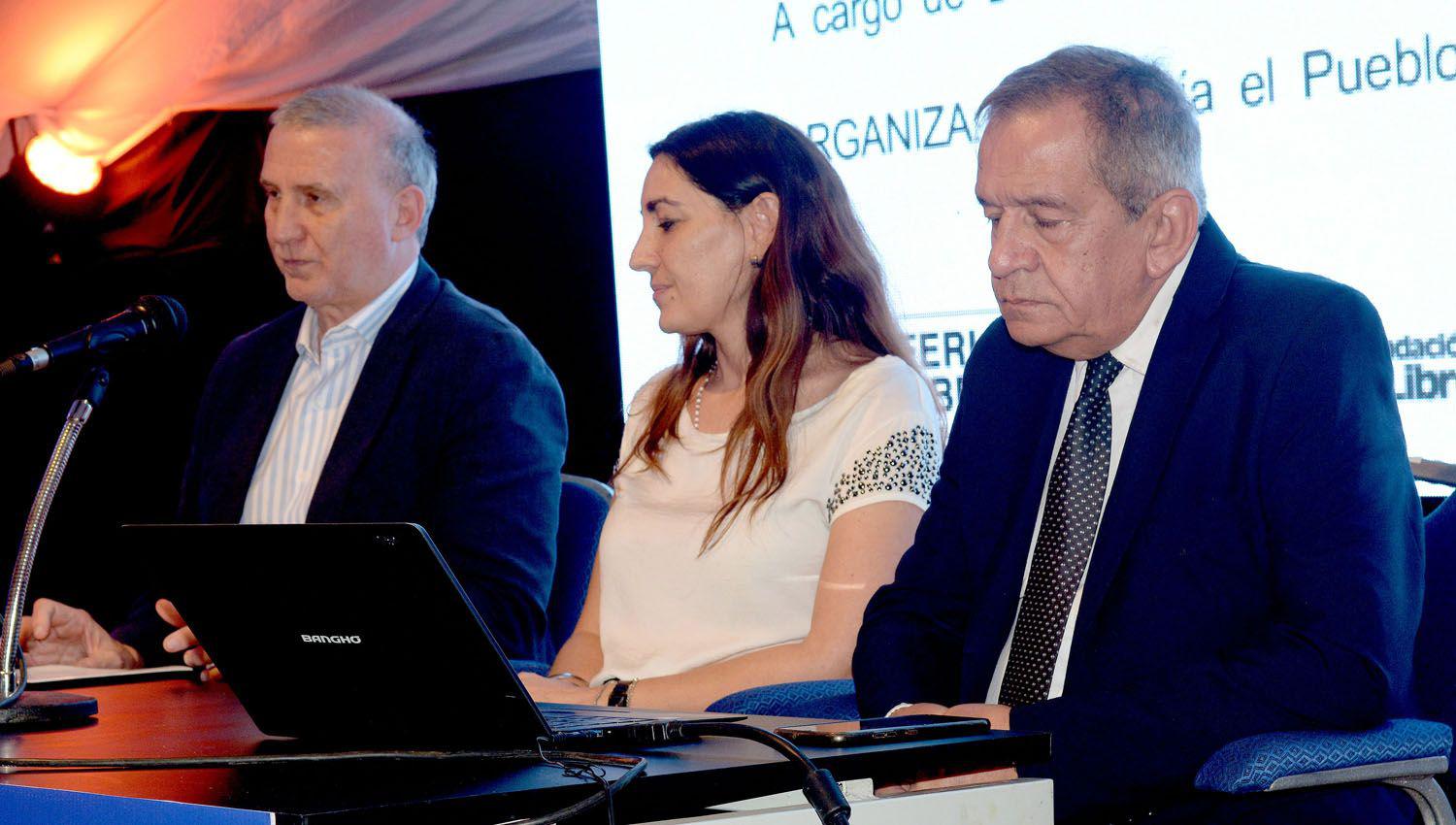 Comunicacioacuten y conflictos sociales fue tema de debate