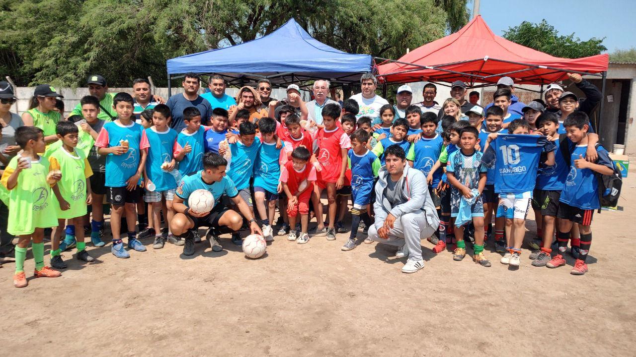 Organizan el primer campeonato de fuacutetbol para nintildeos que asisten a comedores y merenderos