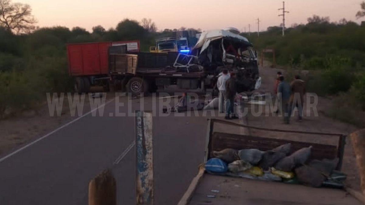 Ruta 92- violento choque entre un camioacuten con acoplado y un tractor dejoacute cuatro heridos