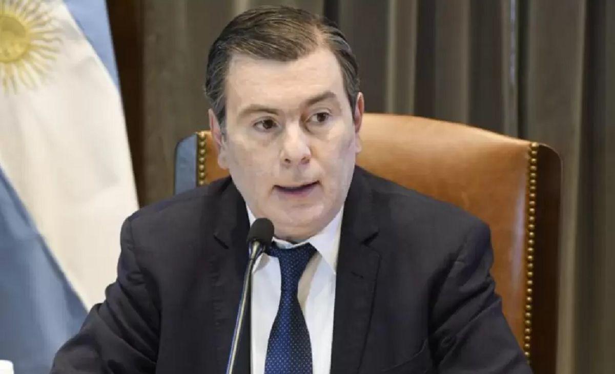 El gobernador Zamora anuncioacute un bono de fin de antildeo de 200000 pesos y un aumento del 95-en-porciento- en el baacutesico de los empleados puacuteblicos
