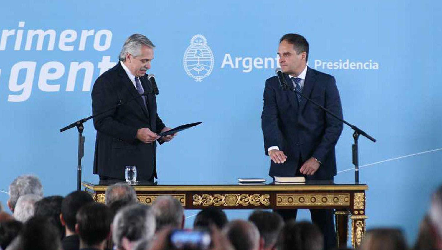Alberto Fernaacutendez le tomoacute juramento a Maggiotti como ministro