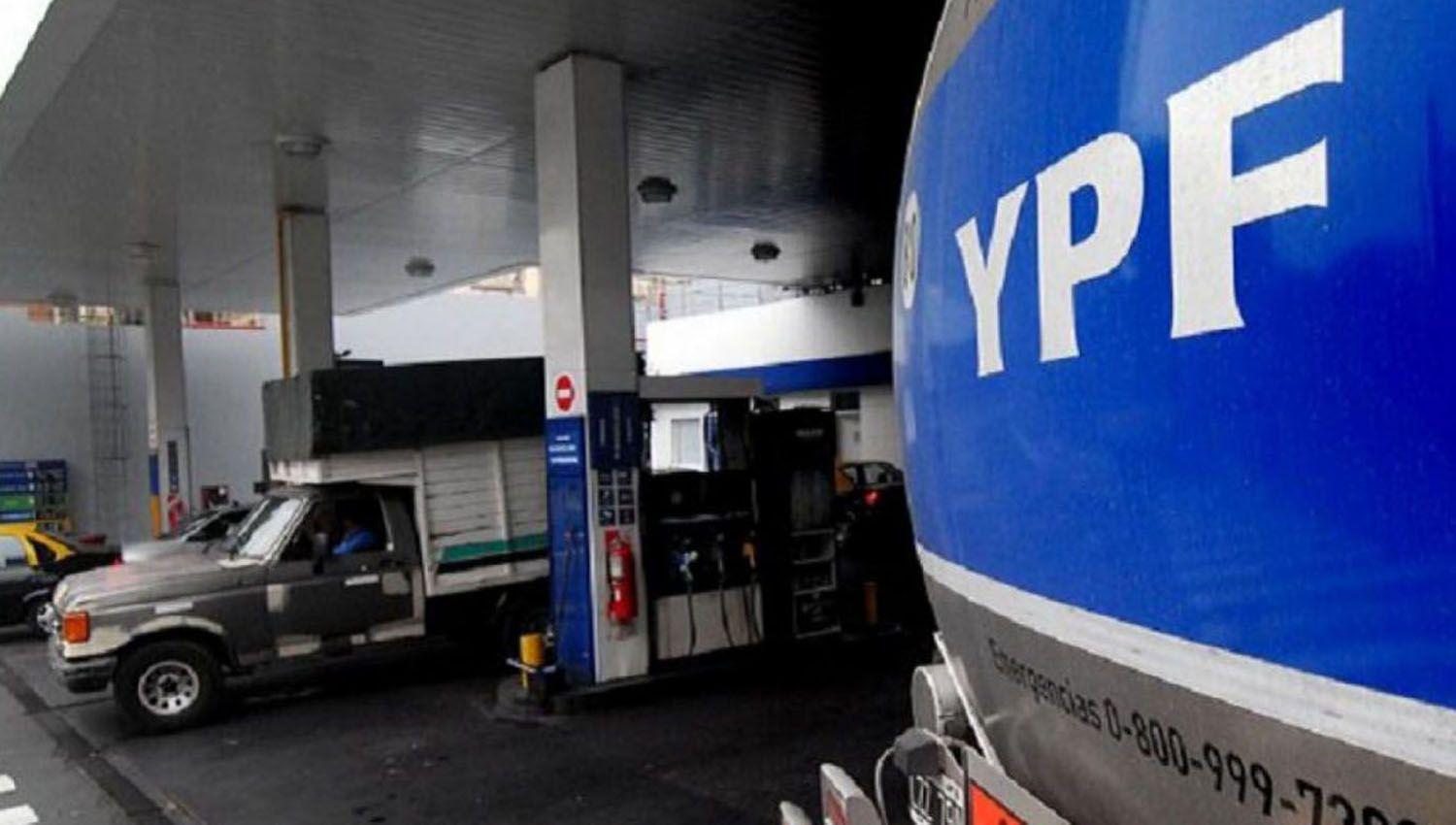 Golpe al bolsillo- Desde la medianoche YPF aumenta el precio de sus combustibles en un 6-en-porciento-