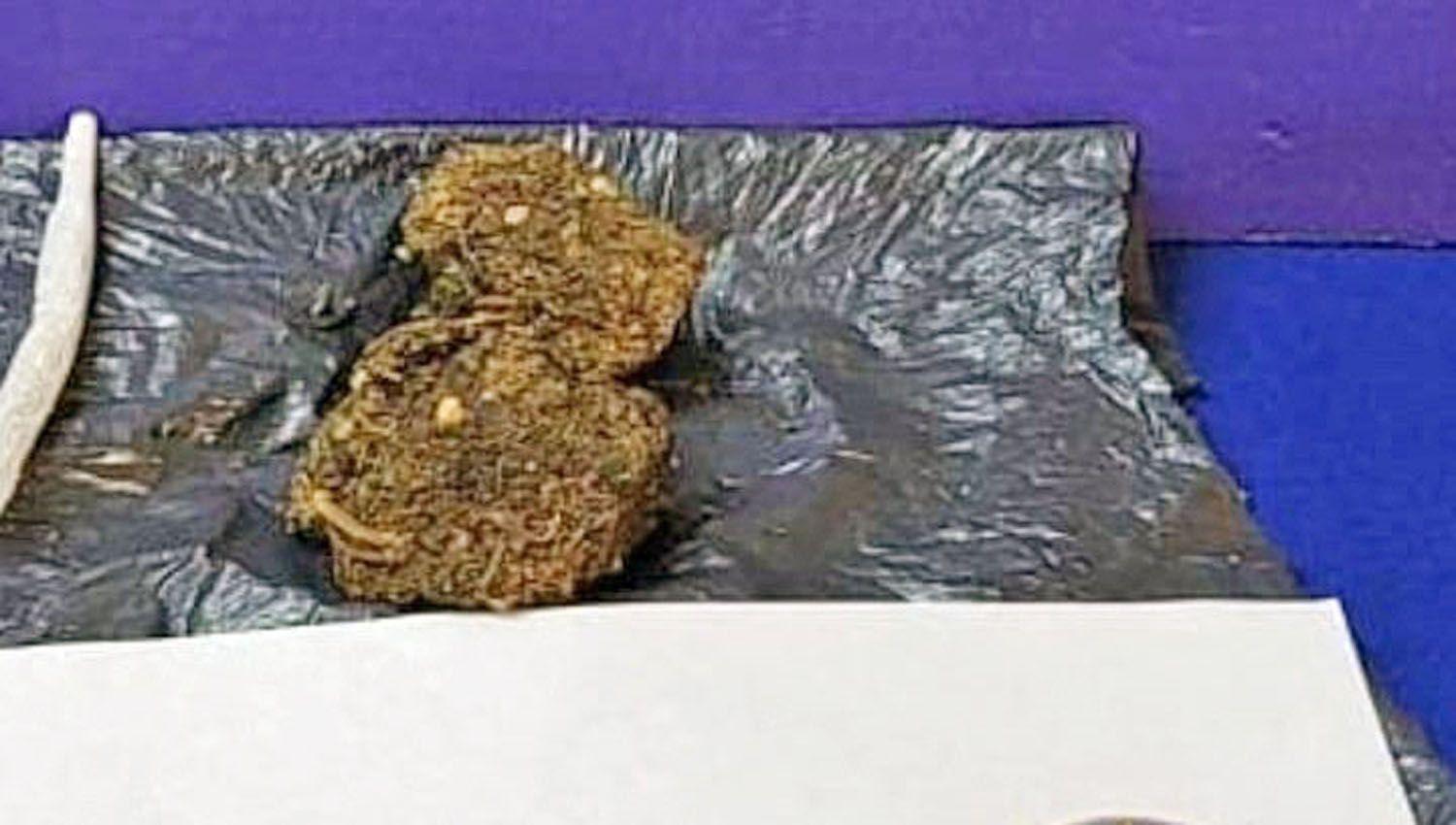 Teniacutean marihuana y los delatoacute su visible actitud sospechosa