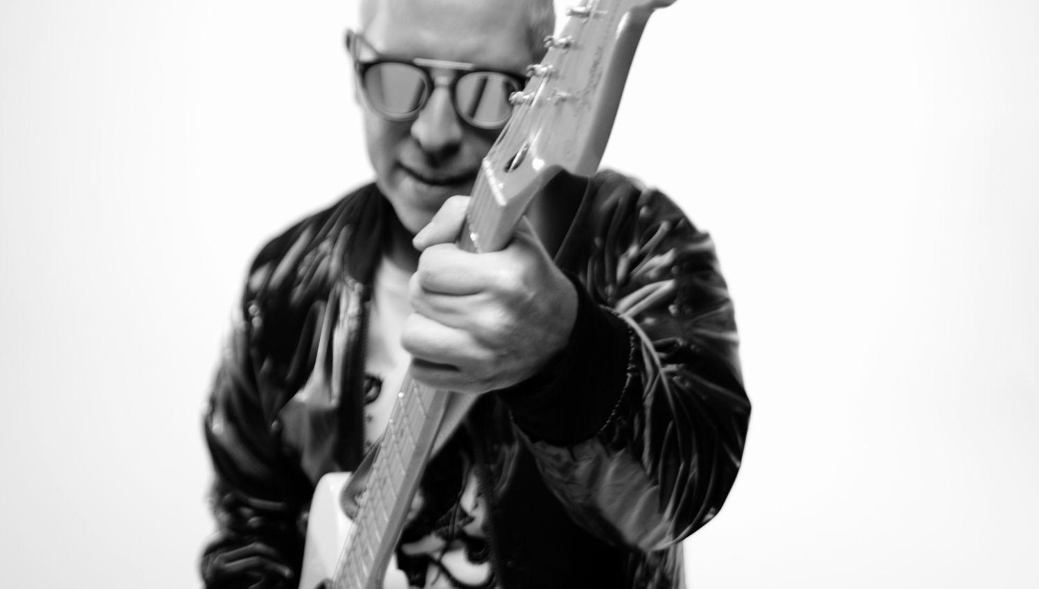 Pedro Salinas muacutesico y psicoacutelogo chileno lanzoacute ldquoFuego artificialrdquo un ldquopaisaje sonorordquo con el que deja su huella