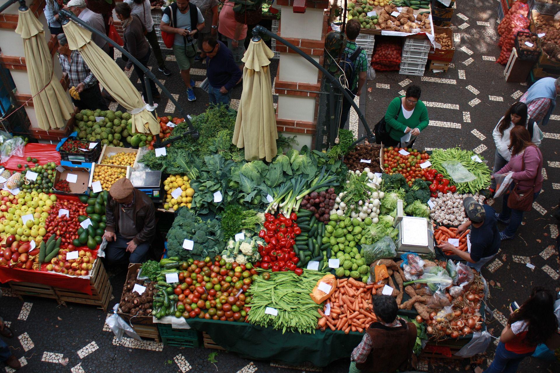 La zanahoria naranjas y mandarinas entre las verduras y frutas mas econoacutemicas