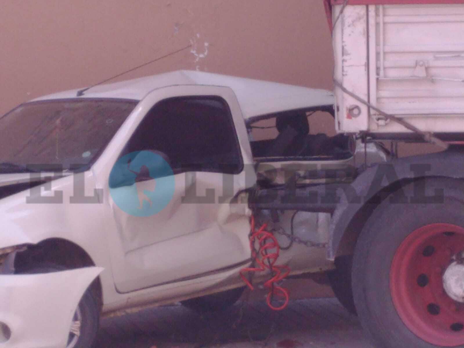 FOTOS  Tensioacuten en Las Termas luego de que se desprendiera el acoplado de un camioacuten