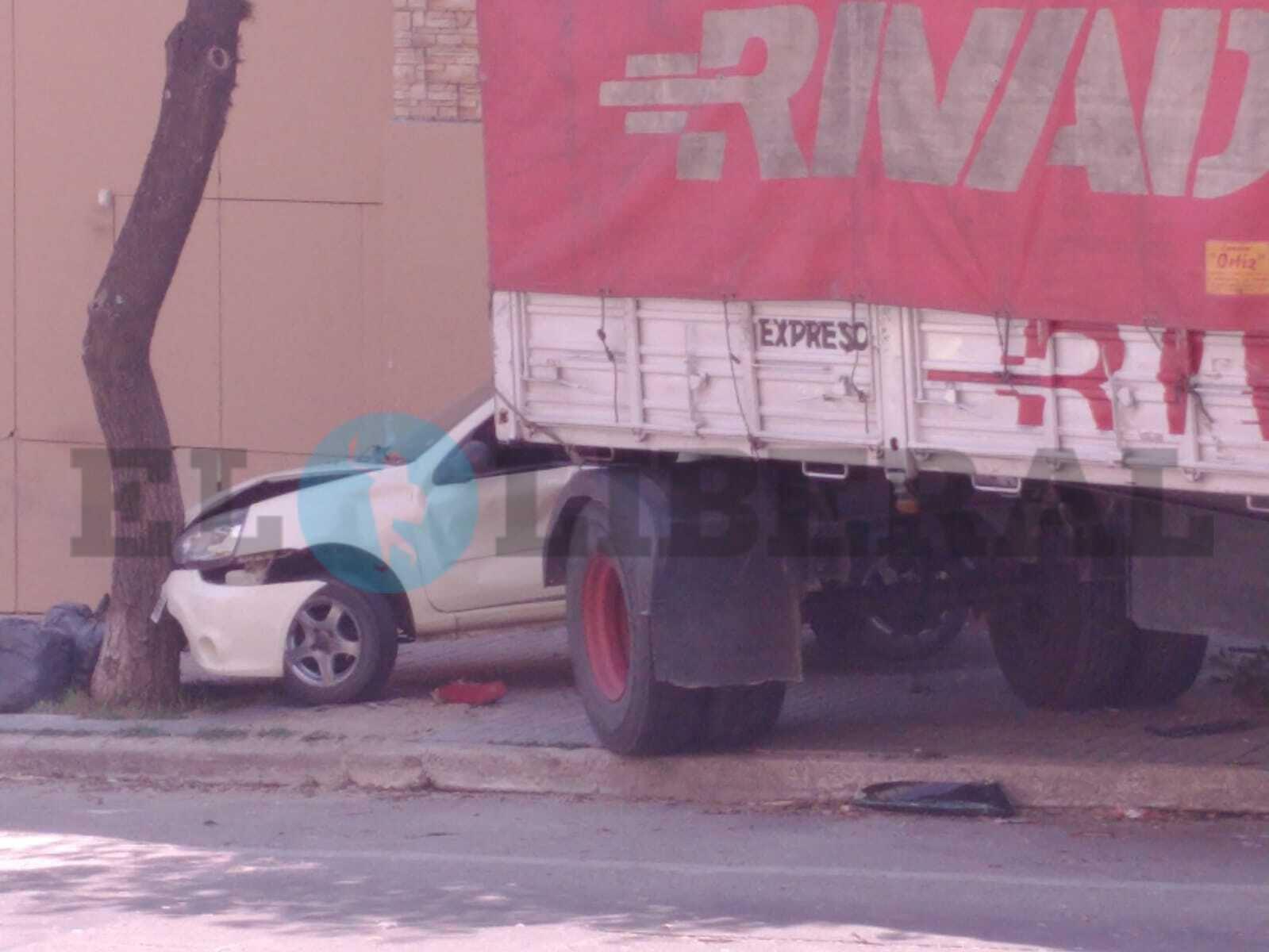 FOTOS  Tensioacuten en Las Termas luego de que se desprendiera el acoplado de un camioacuten