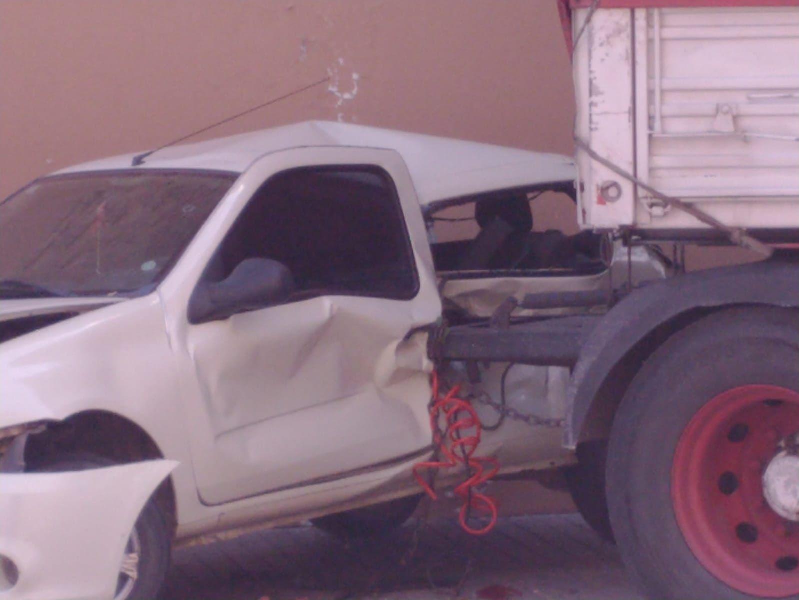 Un acoplado se desprendioacute de un camioacuten y arrolloacute a un automoacutevil estacionado